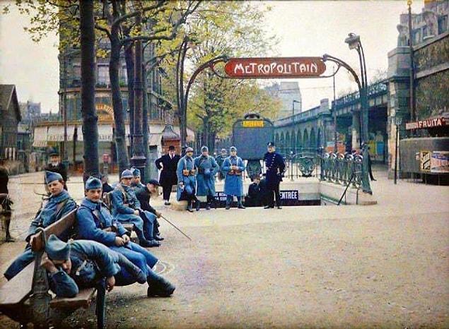 24. 1900'lü yılların başında Paris'te çekilmiş renkli bir fotoğraf: