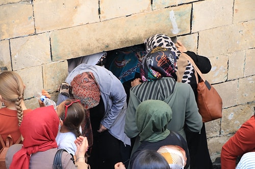 Öğrenci ve Veliler Akın Etti: Türbelerde YKS Yoğunluğu