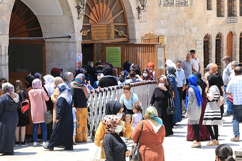 Öğrenci ve Veliler Akın Etti: Türbelerde YKS Yoğunluğu