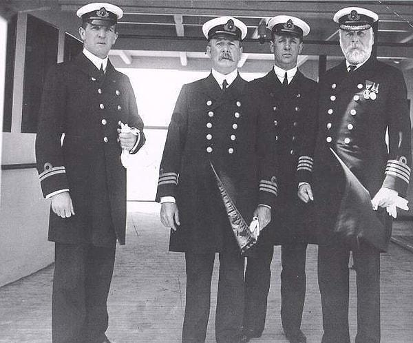 42. Denize açılmadan hemen önce ünlü Titanic gemisinin görevlileri: