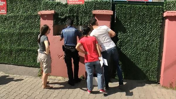 İstanbul Kadıköy'de tam kapı kapanırken gelen öğrenci, uzun süre okulun güvenlik görevlisine kapıyı açması için çağrıda bulundu. Olumlu yanıt alamayan öğrenci "Gidip, yatayım" diyerek uzaklaştı.