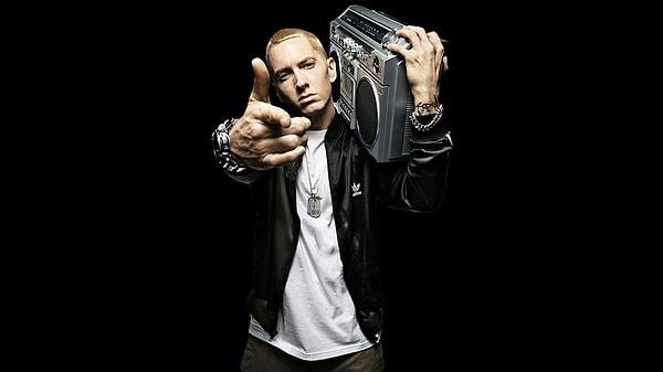 10. Bu isim ise çoğumuz için sürpriz oldu! Rap müziğin kralı olarak bilinen Eminem de bir grup üyesiymiş.