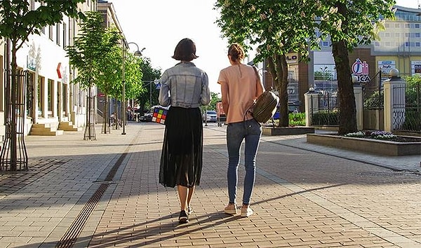 15. Когда вы с кем-то прощаетесь, а потом оба идете в одном направлении