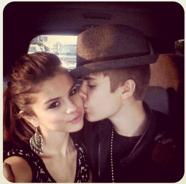 2. Hatırlayanlarınız elbet vardır, 2011 yılının en büyük olaylarından biri Justin Bieber ve Selena Gomez ilişkisiydi.