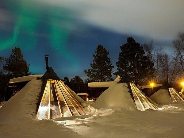 20. "Tepede dans eden Kuzey Işıkları eşliğinde karla kaplı rahat bir lavvo çadırında dinlenmek gibisi yoktur."