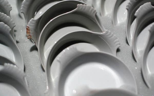 7. Некоторые из этих блюдец были обнаружены и выставлены на выставке «Титаник: Артефакт» в 2010 году. Вот те же самые тарелки, которые выглядят почти новыми: