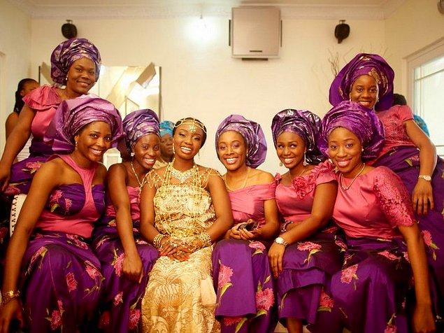 6. "Nijerya düğünlerinde gelin dışında tüm kadın misafirler bir renk seçerek düğünde aynı renkte kıyafetler giyinir."