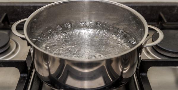 13. Kaynar su, ateşi soğuk sudan daha iyi söndürür.