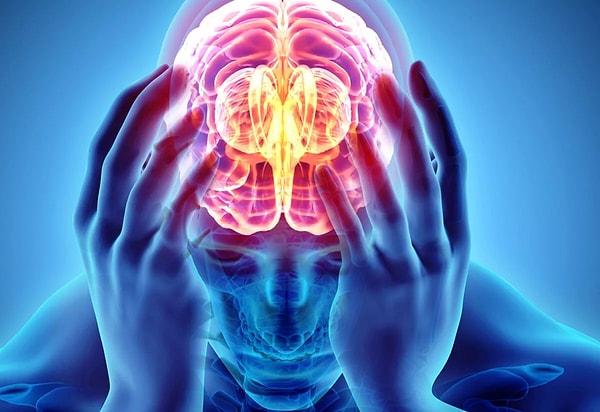 Bu sendrom, hastaların büyüklük, mesafe ve zaman algısını bozabilecek migrenlerle tanımlanıyor.