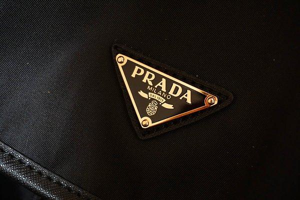 5. Miuccia, tasarladığı çantalarda oldukça sade bir logo kullanarak modada lüks olarak görülen büyük logolara karşı bir akım başlatmıştır.