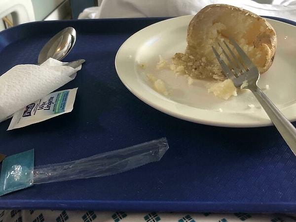 24. Mükemmel bir vegan hastane yemeği: Sade patates.