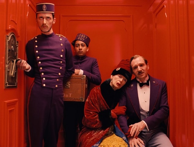 17. "Büyük Budapeşte Oteli" filminde Tilda Swinton, Ralph Fiennes ve Willem Dafoe, Prada kıyafetler ve çantalar kullanmışlardır.
