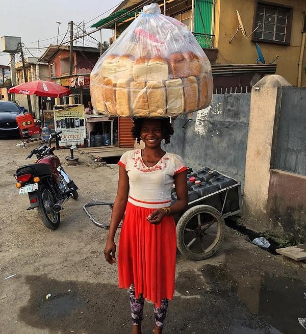 Sizleri Nijeryalı ekmek satıcısı Olajumoke Orisaguna ile tanıştıralım. Her gün ekmek satarak iki çocuğunu geçindiren kadının başına 2016 yılında hayal bile edemeyeceği bir olay geliyor!
