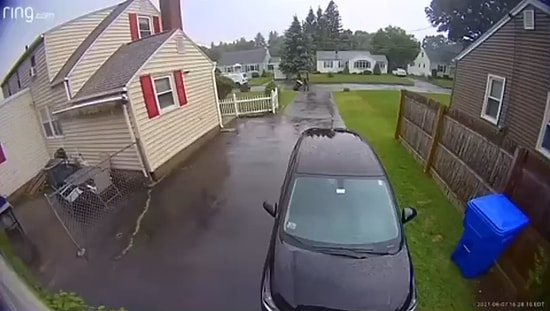 Çöp Bidonu Taşırken Yanı Başına Yıldırım Düşen Adamın Korku Dolu Anları