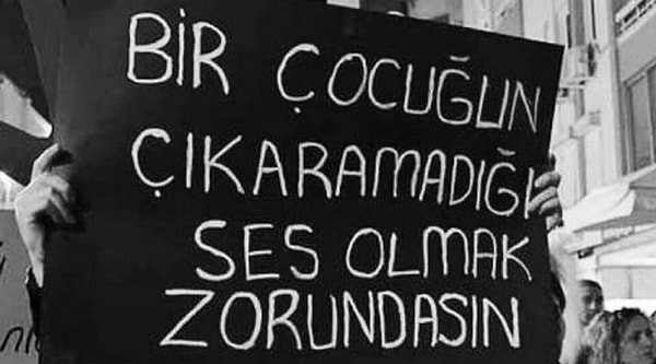 Muhalefet tarafında tepkiler çığ gibi büyürken, ünlüler de bu kabul edilen maddeye oldukça tepki gösterdi.