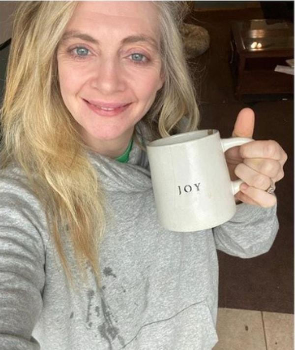 Instagram takipçileriyle düzenli olarak tutumlu olmanın tavsiyelerini paylaşan kadın, bu fotoğrafta üzerine kahve dökülen kıyafetleri giydiğini ve kırık kupaları uzun süre kullandığını söylüyor.