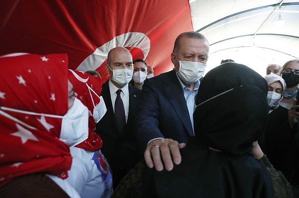 Erdoğan, HDP İl Başkanlığı binası önünde evlat nöbetini sürdüren Diyarbakır annelerini de ziyaret etti. Erdoğan'a, Sedat Peker'in iddiaları ile gündeme gelen İçişleri Bakanı Süleyman Soylu da eşlik etti.