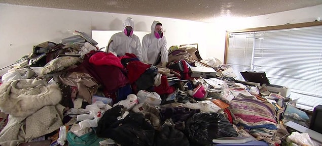 1. "Yan komşum tam bir istifçiydi ve temiz olduğunu iddia etse de kapısını her açtığında tüm apartman yıllardır yıkanmamış ayak gibi kokardı. Dairesindeki böcekler bizim dairemize bile dadandı."
