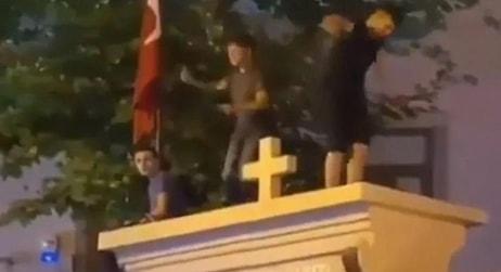 Kadıköy'deki Surp Takavor Kilisesi'nin Kapısı Üzerinde Yapılan Dans Tepkilere Neden Oldu