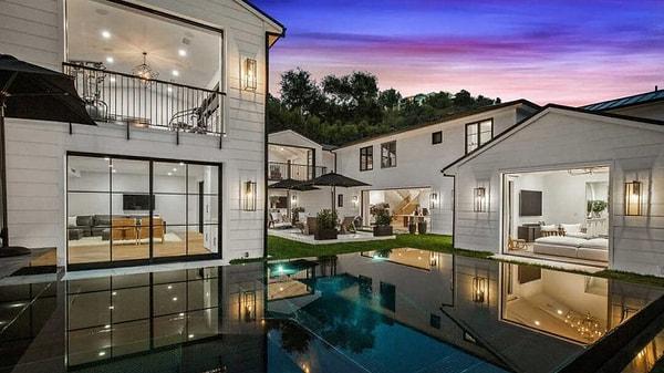 Kendisi geçtiğimiz sene 13.8 milyon dolara aldığı Beverly Hills'deki evini şu sıralar kiraya veriyormuş!