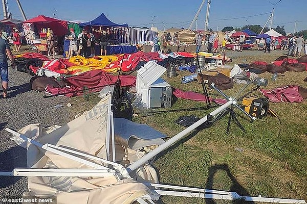 Сцена разрушения после того, как батуты были сорваны с причалов и подняты в воздух.