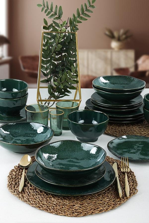 3. Keramika yemek takımı zümrüt yeşili rengi ile göz alıyor.