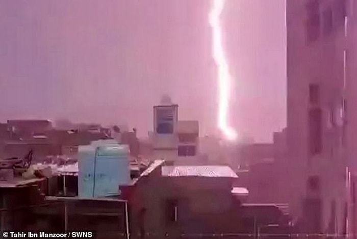 Одиннадцать человек погибли от удара молнии, когда делали селфи на вершине исторической башни во время шторма в Индии