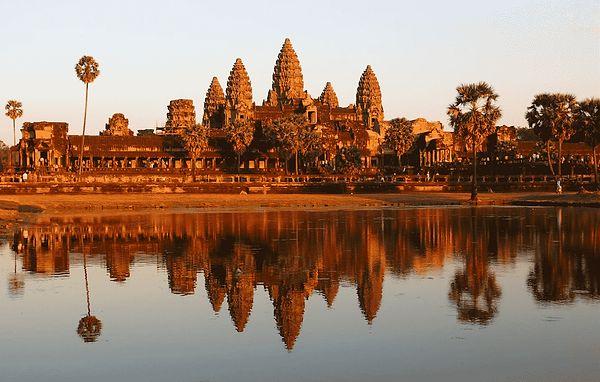 8. Son olarak dünyanın en büyük tapınağı olan Angkor Wat hangi ülkededir?