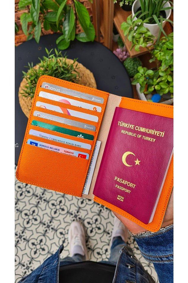 1. Pasaportunu, kimliğini ve kartlarını bir arada tutabileceğin bir pasaportluk.