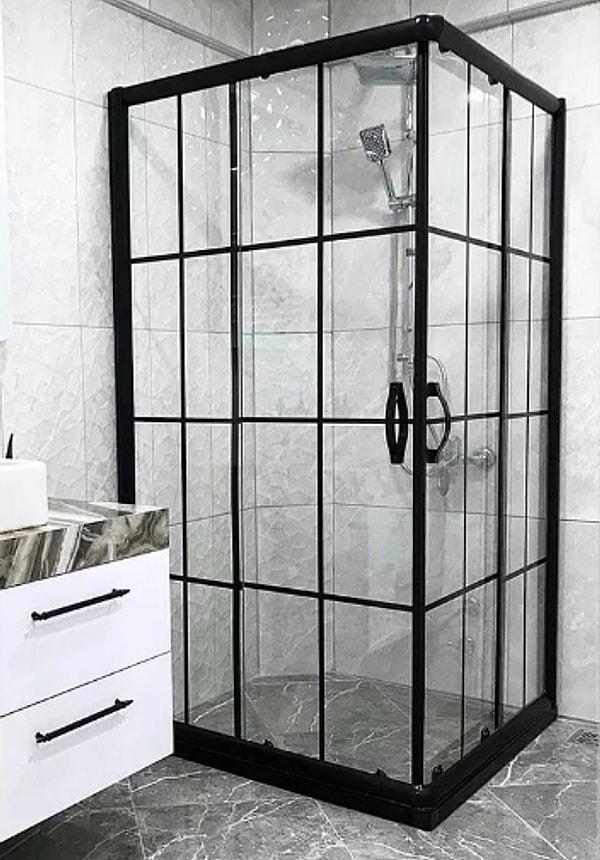 8. Duş kabini camı ya da duş perdeleri farklı bir boyut oluşturuyor.