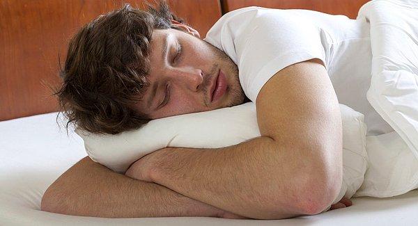 REM uykusuna girdikçe, nöroepinefrin salınımı azalır ve testosteronla ilgili hareketlenmeler ortaya çıkmaya başlar.