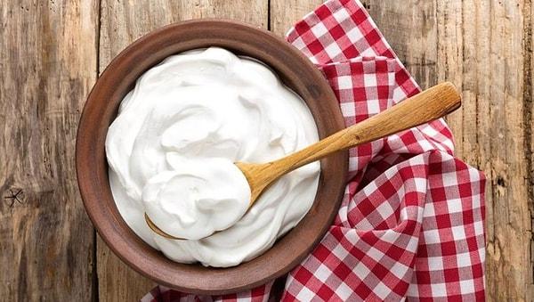 15. Yoğurt yaparken maya olarak yine yoğurda ihtiyaç duyulması nedeniyle ilk mayayı arayan araştırmacılar neyi süre karıştırarak yoğurt elde etmişlerdir?
