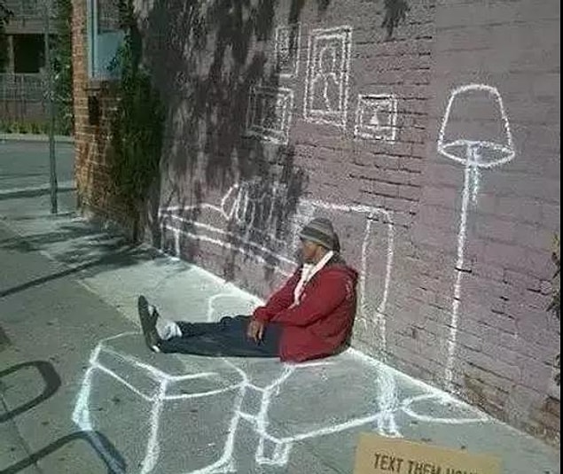 23. Kendisine sokak duvarlarında bir oturma odası çizen evsiz adam:
