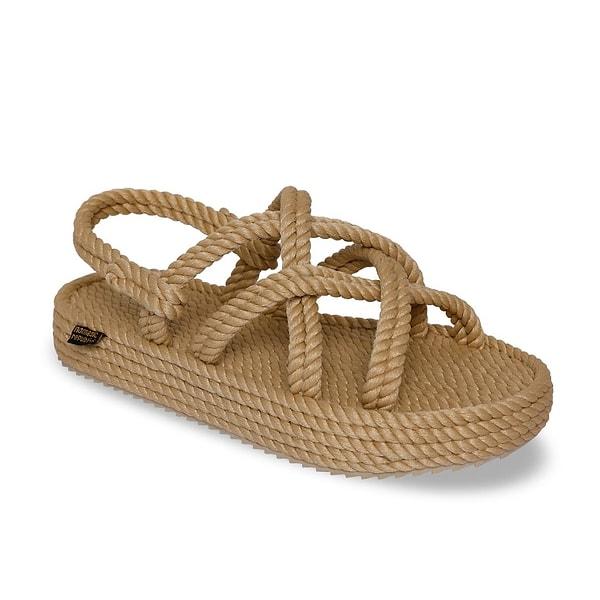 Yaz aylarında kullanabileceğiniz en rahat sandalet modeli tabii ki Nomadic Republic ipli sandaletler...