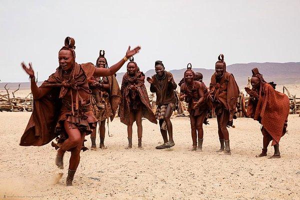 Şarkıyı ezberleyen anne adayı Himba kadınları, bu şarkıyı hemen kocalarına öğretir ve daha sonra hamile kalır.