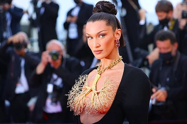 6. Bella Hadid, Cannes Film Festivali'nde giydiği kostümle ortalığı alev alev yaktı.