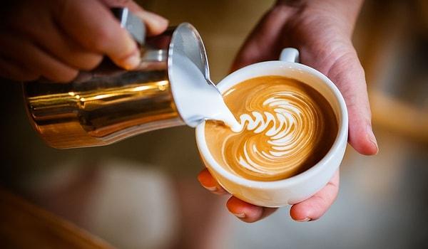 14. Kahveye eklenen her damla süt kafein miktarını göreli olarak azaltıyor.
