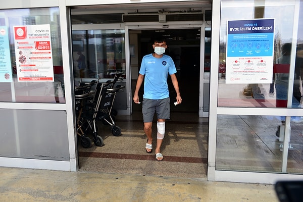 Adana'da da el, kol ve bacaklarında kesik oluşan yaralılar ayakta tedavi sonrası evlerine gönderildi.