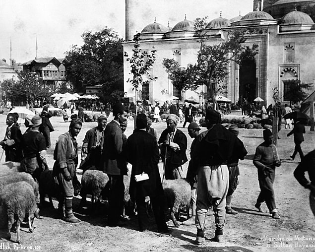 Kurbanlıklar Beyazıt Meydanı ve çeşitli yerlerde toplanırdı. Satışlar da buralarda gerçekleşirdi ve pazarlıklar olurdu.