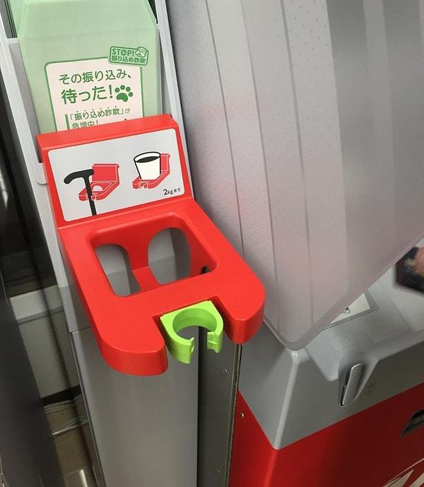 16. ATM'lerin yanında bardak ve baston koymak için yerler bulunmaktadır.