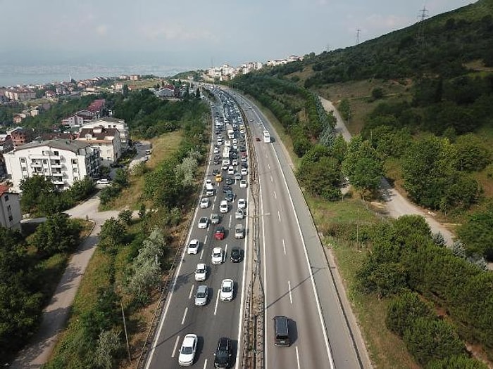 Tatilci Kuyruğu Başladı: TEM Otoyolunda 10 Kilometrelik Araç Kuyruğu Oluştu