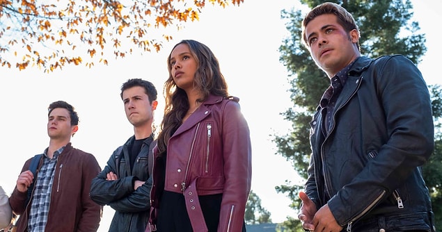 Netflix orijinal yapımı 13 Reason Why, yakın zamanda hayatını kaybeden 'Bella' isimli bir genç kızın ailesi tarafından dava edildi.