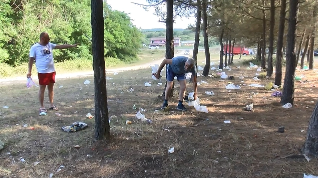 Bazı vatandaşların da çöplere aldırmadan çocukları ile birlikte piknik yapıp oyun oynadığı görüldü.