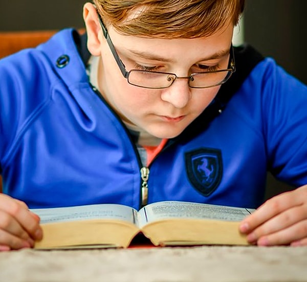 2. У меня заикание, когда я был ребенком, мне приходилось читать перед классом страницу книги. Я заикался, и учитель спросил: «Ты вообще можешь читать?». Это ужасно разбило мое 13-летнее сердце. Никто не воспринимает заикание серьезно.