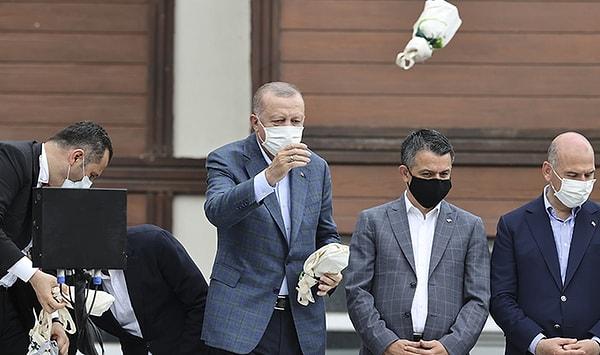 Afet bölgesine giden Cumhurbaşkanı Erdoğan ise "Ne olur, şurada, şu yamaçlarda 5 kat, 10 kat binalar yapmayın" diyerek ve vatandaşlara çay dağıttı.