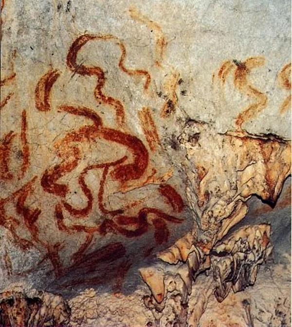 16. Bizlerden 30 bin yıl önce yaşayan Cro-Magnon'lar yani erkek homosapienler mağara duvarlarına kutup ışıklarını resmetmiştir.