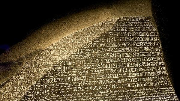 8. Dünyanın bilinen en eski çok dilli yazıtı olan Rosetta Taşı, Napolyon'un Mısır seferi sırasında Fransız Ordusu'nda mühendis olan Yüzbaşı Pierre-François Bouchard tarafından keşfedildiğinde sene 1799'du.