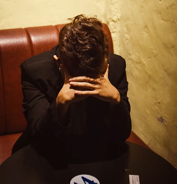 5. У нас было какое-то шоу талантов в начальной школе, и все родители сидели в спортзале и смотрели на нас. У всех был кто-то, кто пришел посмотреть, но не у меня. И один мальчик из моего класса спросил, где моя семья, а я просто пожал плечами. Далее он спросил: "Разве тебя никто не любит?". После этого я очень долго плакал в ванной, потому что знал, что он прав, меня никто не любил