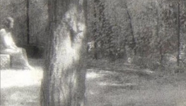 5. Hayaletlerle anılan en ünlü mezarlığa keşif yapmak için giden grubun fotoğrafındaki hayalet silüeti de oldukça ürkütücü...