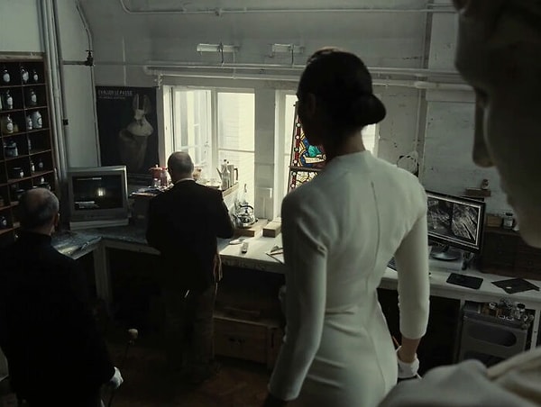 1. Включают телевизор именно в тот момент, когда там начинается соответствующая новость